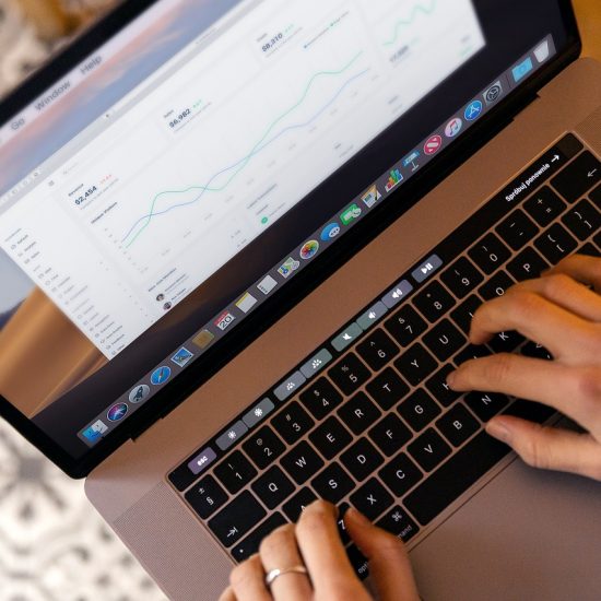 Freelancing bez firmy – Jak najlepiej rozliczać się z klientami?